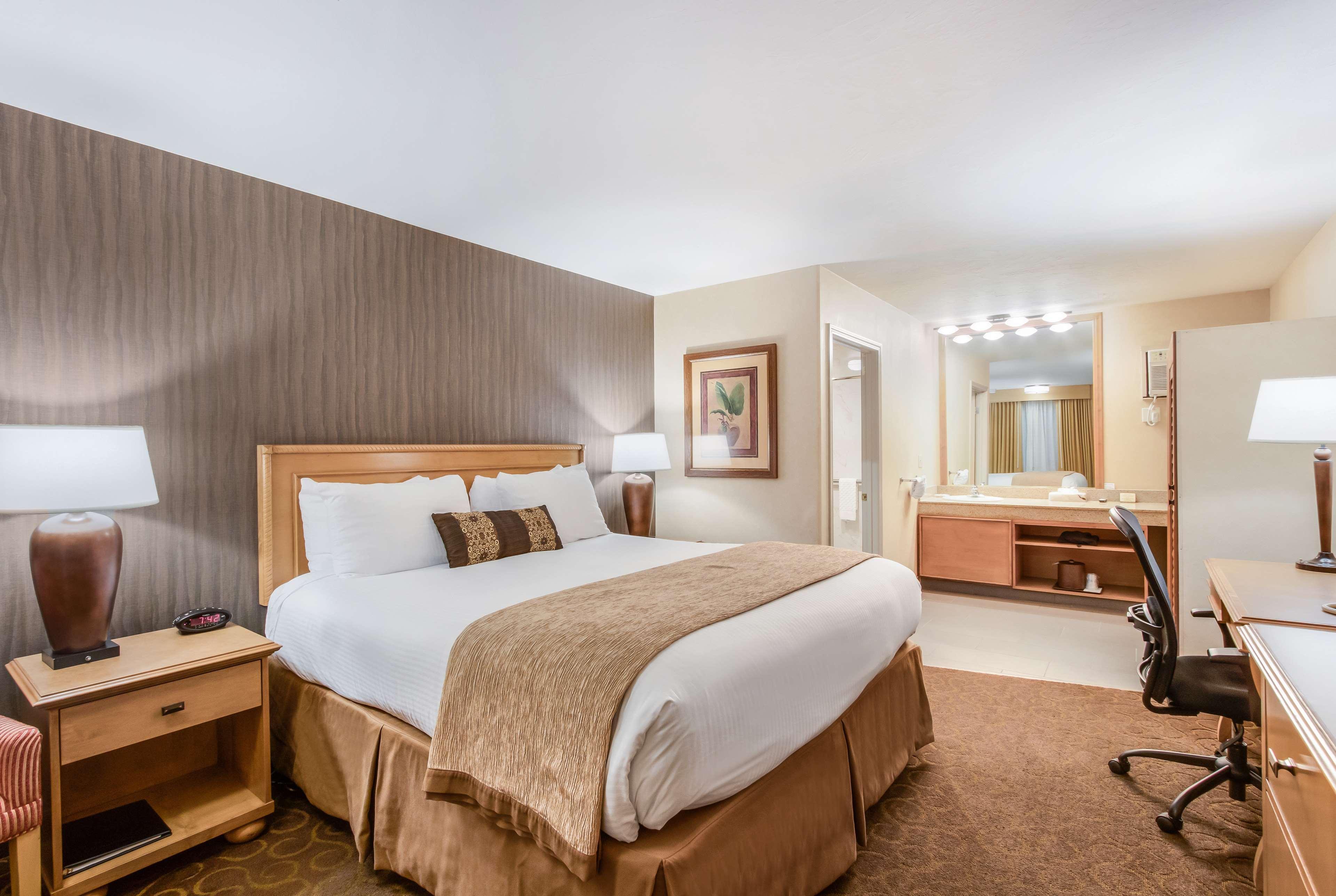 Best Western Plus Pavilions Anaheim Bagian luar foto